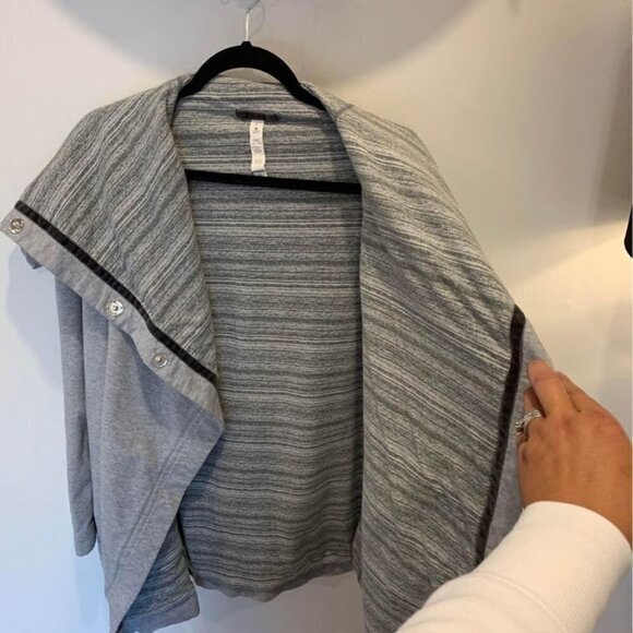 🔆lululemon wrap coat. Gray. Size 6. New condition. Can be worn open or sn… - Picture 10 of 10